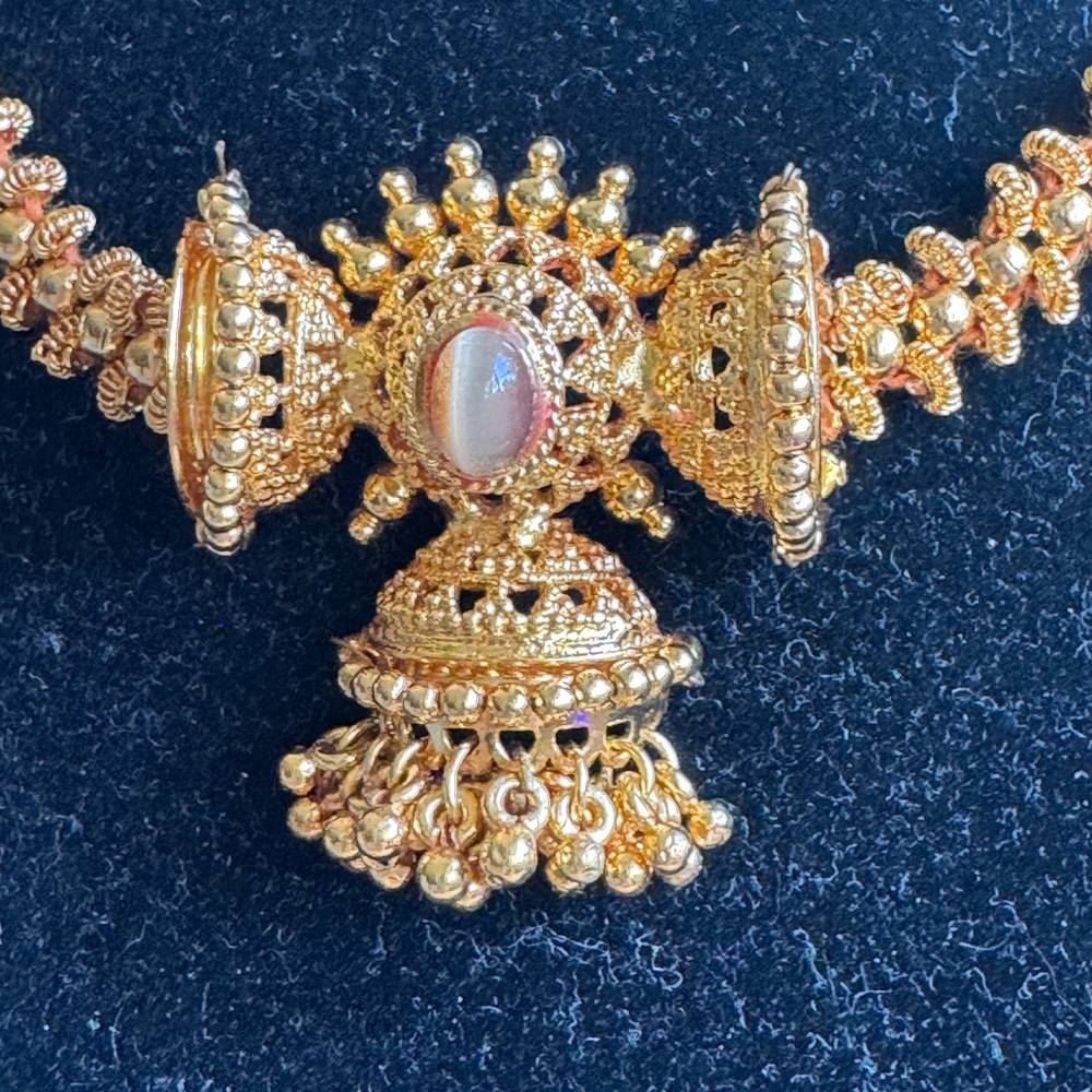 ๐Elegant Gold Necklace - Picture 8 of 9